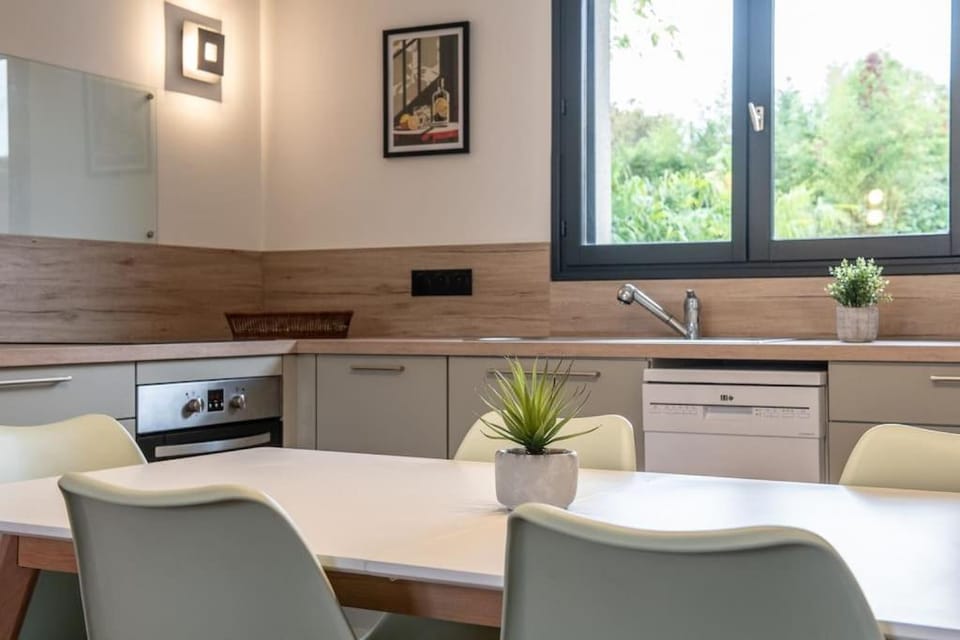 Kitchen or kitchenette, Dining area