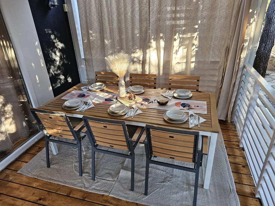 Living room, Food and drinks, Seating area, Dining area, Food