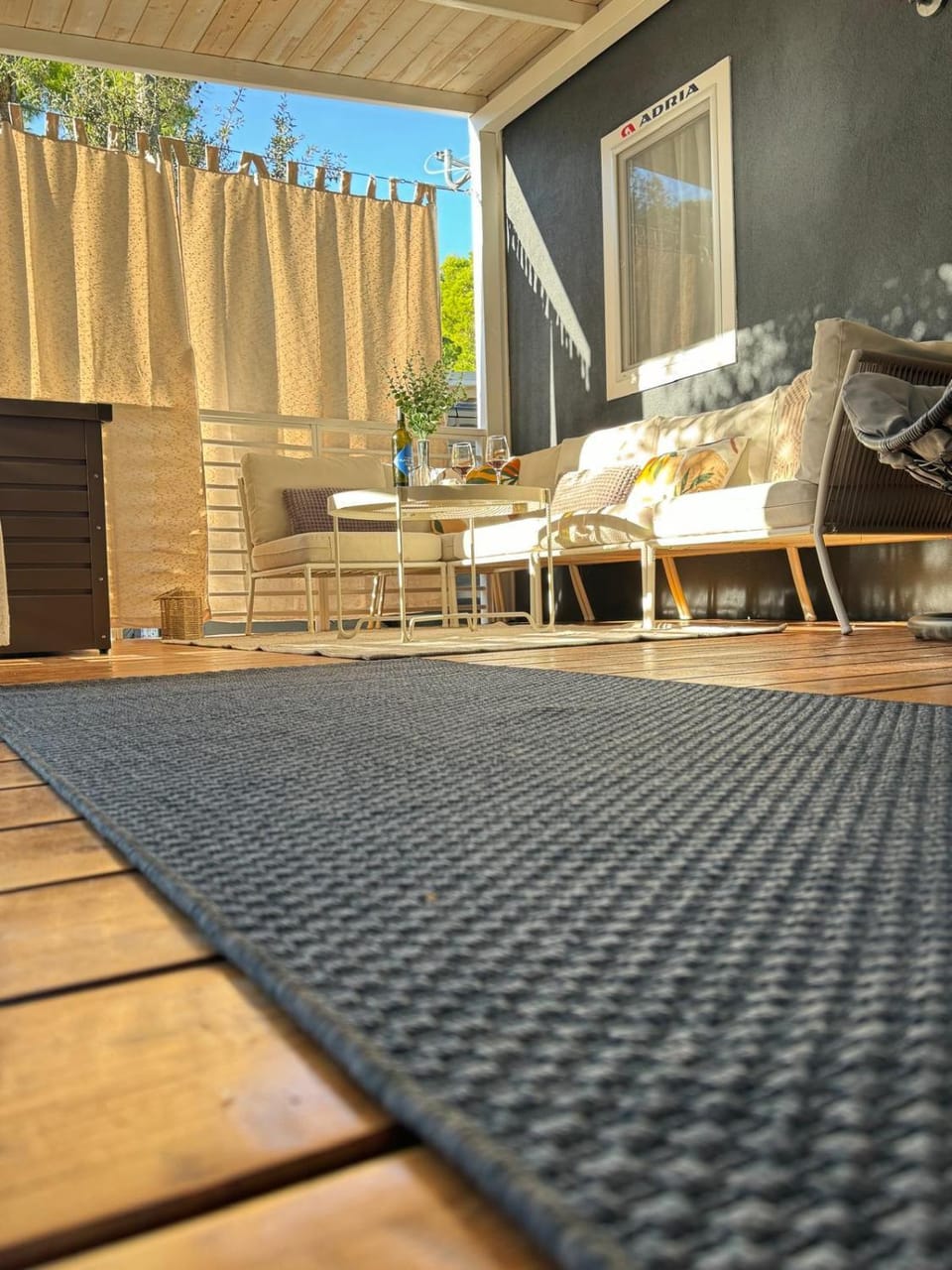Patio, Day, Living room, Seating area, Dining area