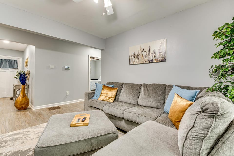 Near Hospitals, Int’l Soccer: ATL Home w/ BBQ Deck House in Atlanta
