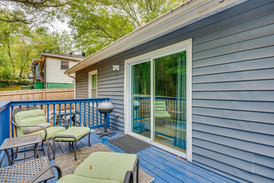 Near Hospitals, Int’l Soccer: ATL Home w/ BBQ Deck House in Atlanta