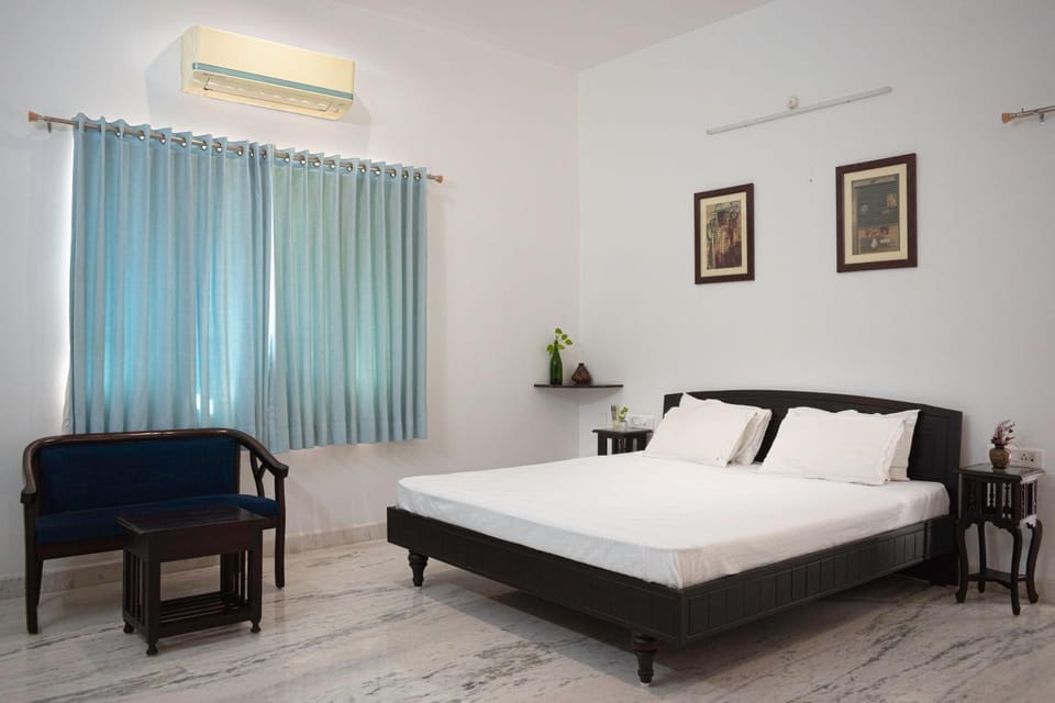 Bed, Seating area, Bedroom, air conditioner