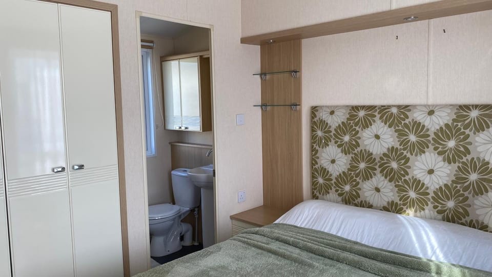 Toilet, Bed, Photo of the whole room, Bedroom