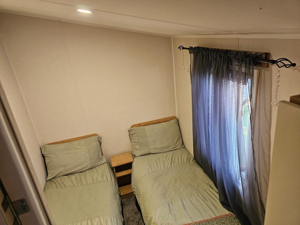 Luxury Chichester caravan Seaside Retreat House in Bracknell