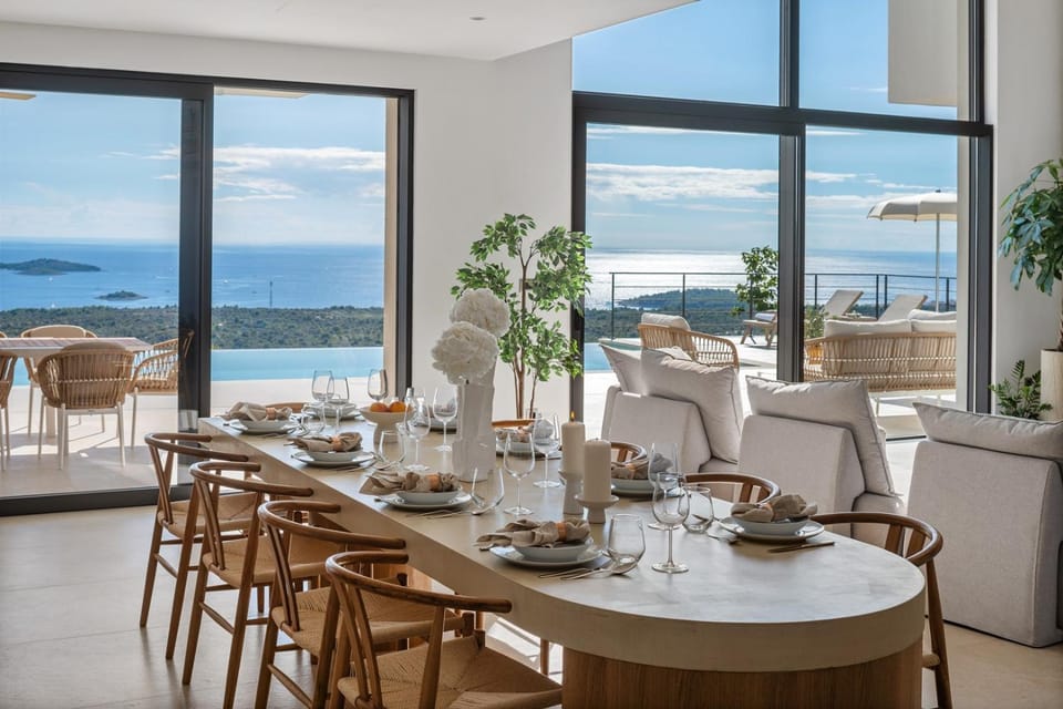 Kitchen or kitchenette, air conditioner