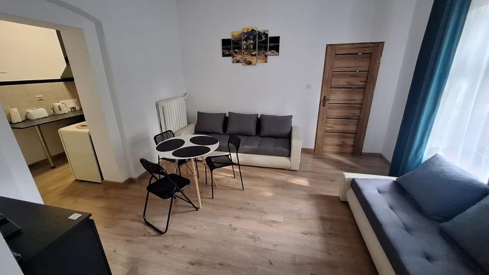 Kitchen or kitchenette, Living room, Seating area, Dining area