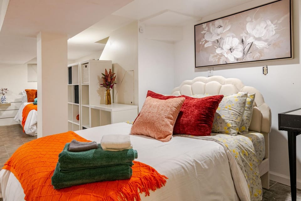 Bed, Bedroom, towels