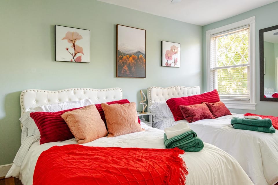 Bed, towels