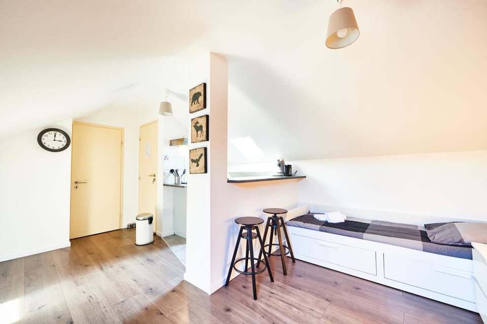 Bed, Dining area