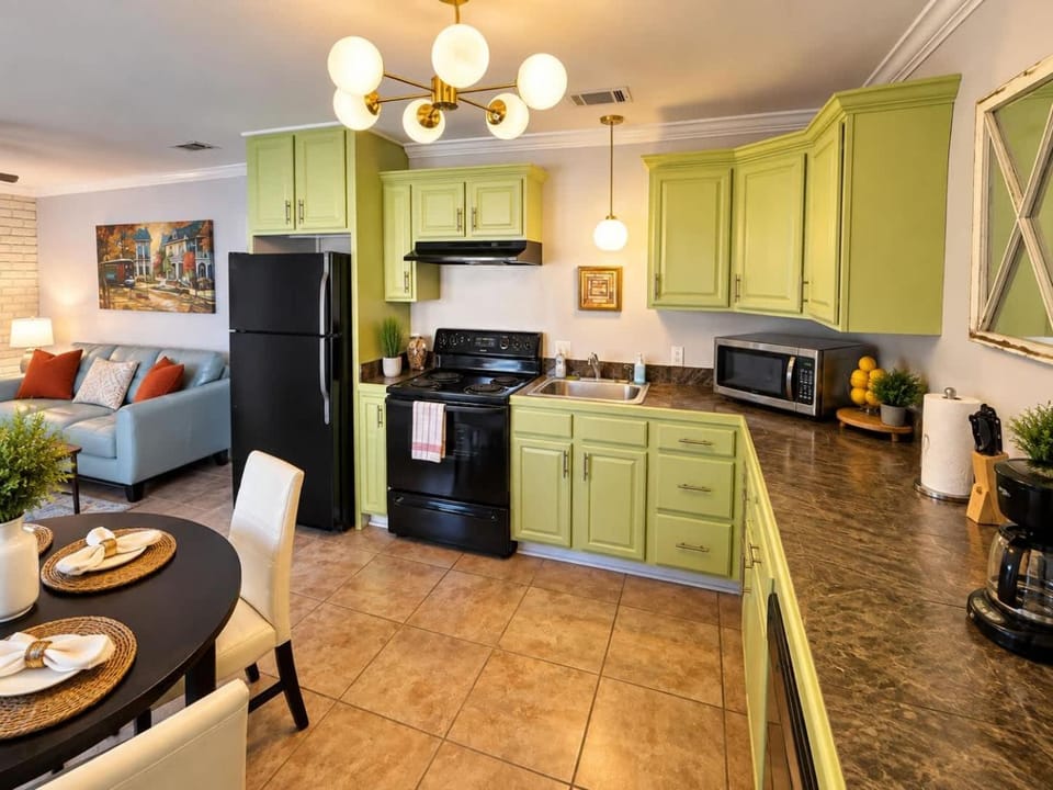 LSU loc - Pool - Parking lot - Bedroom TV - WD Apartment in Baton Rouge