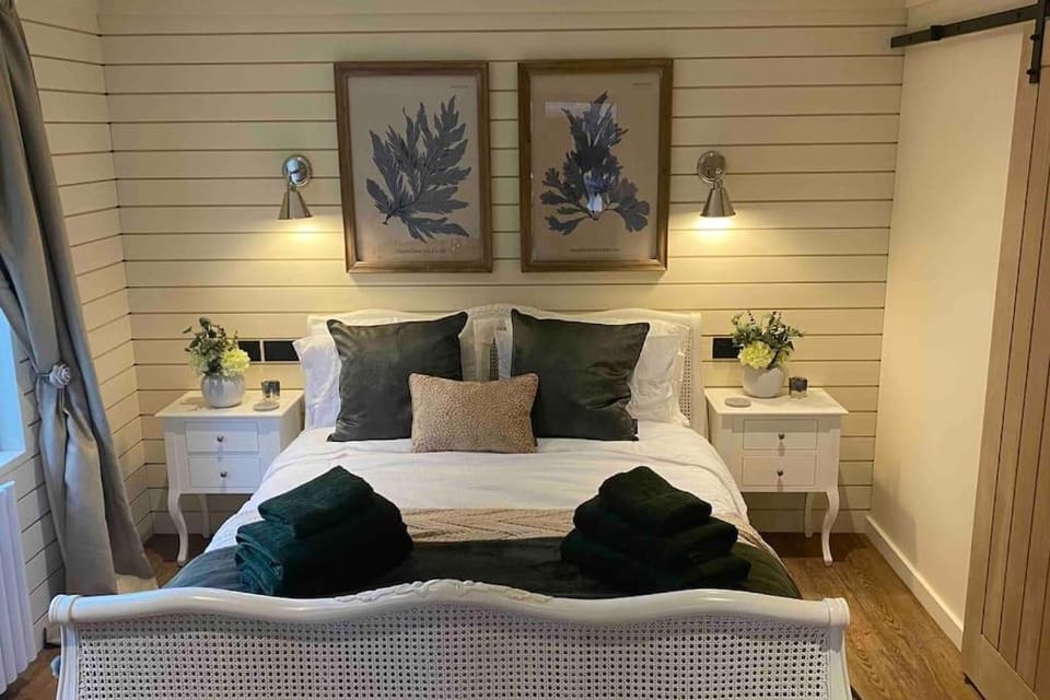 brand new cozy cabin with parking Cabin in Trowbridge