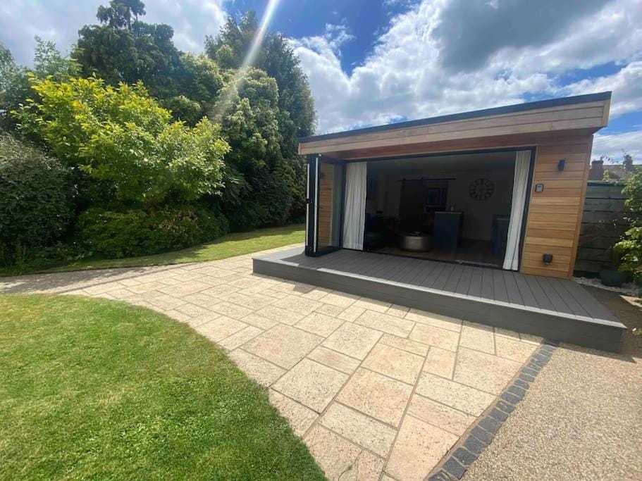 brand new cozy cabin with parking Cabin in Trowbridge