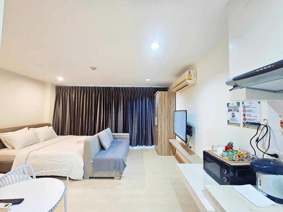 Condo The Beach Bangsaen 327-2 Pool-Access Apartment in Chon Buri Changwat