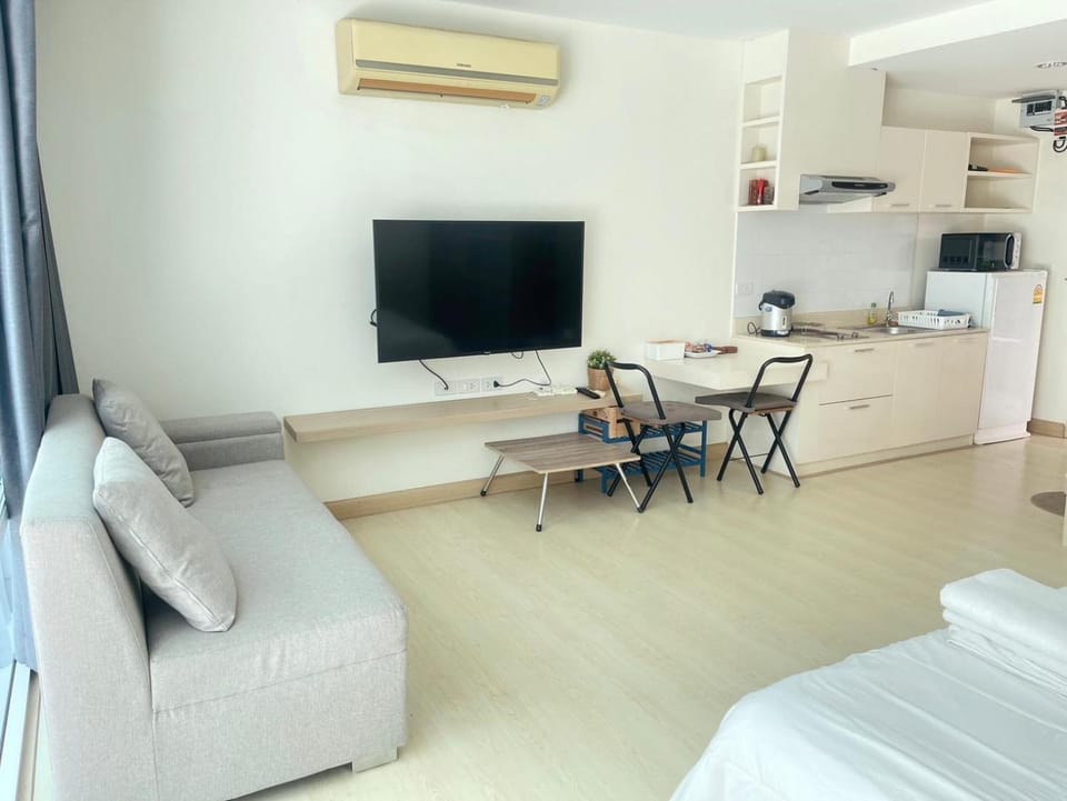 Condo The Beach Bangsaen 327-2 Pool-Access Apartment in Chon Buri Changwat