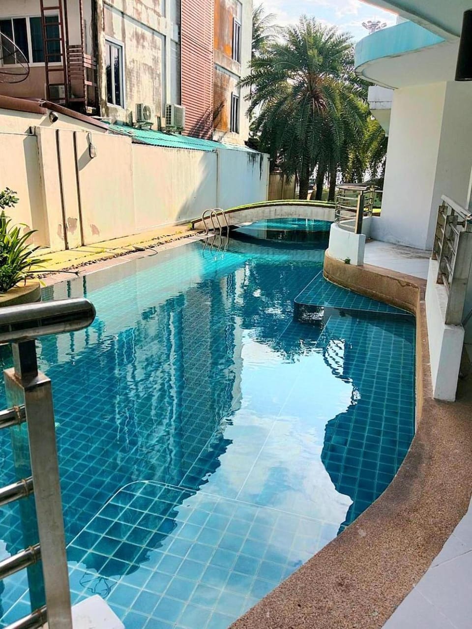 Condo The Beach Bangsaen 327-2 Pool-Access Apartment in Chon Buri Changwat