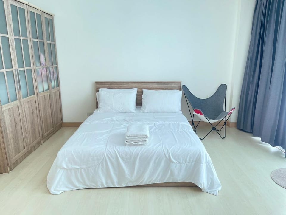 Condo The Beach Bangsaen 327-2 Pool-Access Apartment in Chon Buri Changwat