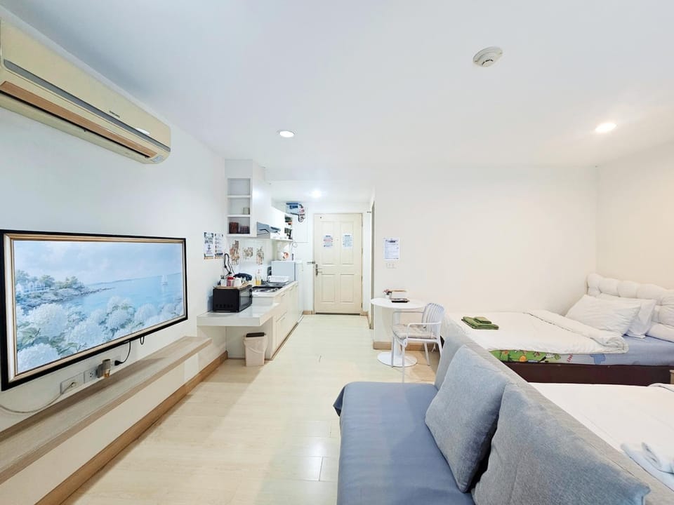 Condo The Beach Bangsaen 327-2 Pool-Access Apartment in Chon Buri Changwat