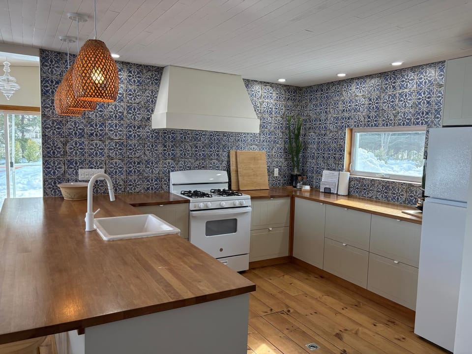Chic refuge sur le bord de l'eau et des sentiers motoneiges! Chalet in Saguenay