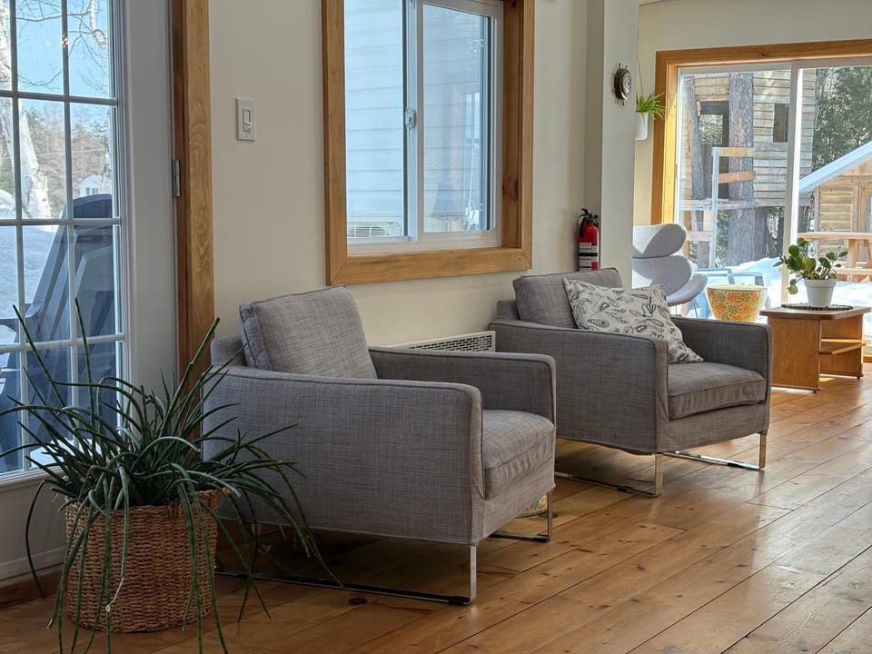 Chic refuge sur le bord de l'eau et des sentiers motoneiges! Chalet in Saguenay
