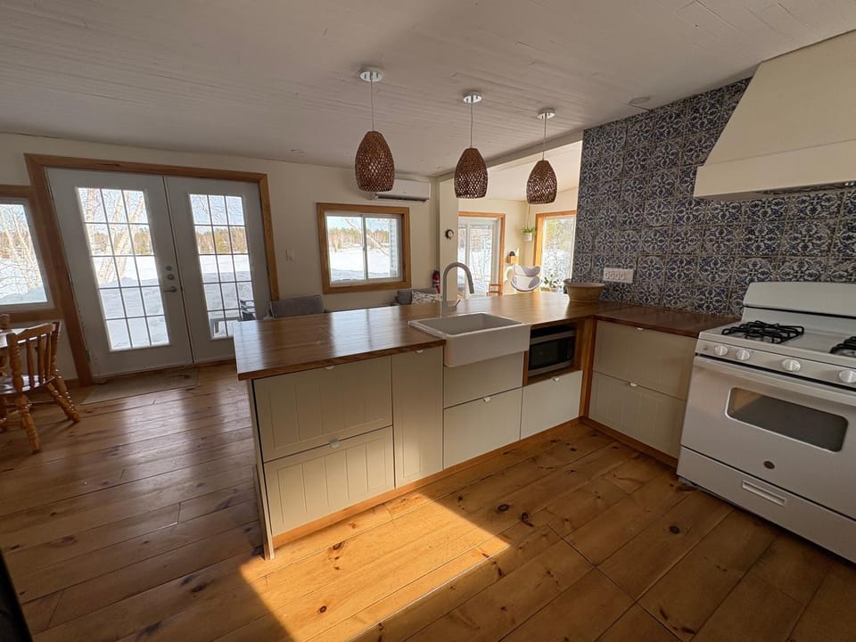 Chic refuge sur le bord de l'eau et des sentiers motoneiges! Chalet in Saguenay