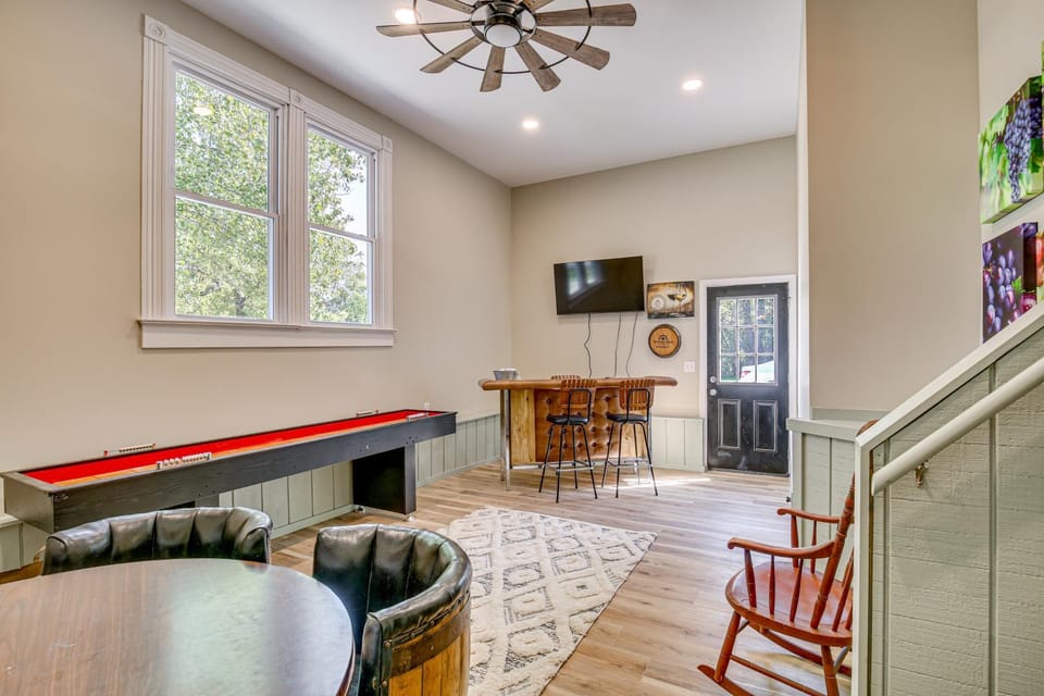 Vino Villa Wine Country Gem: Patio & Grill House in Ozark Mountains