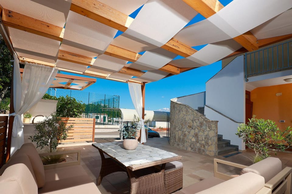 Day, BBQ facilities, Seating area