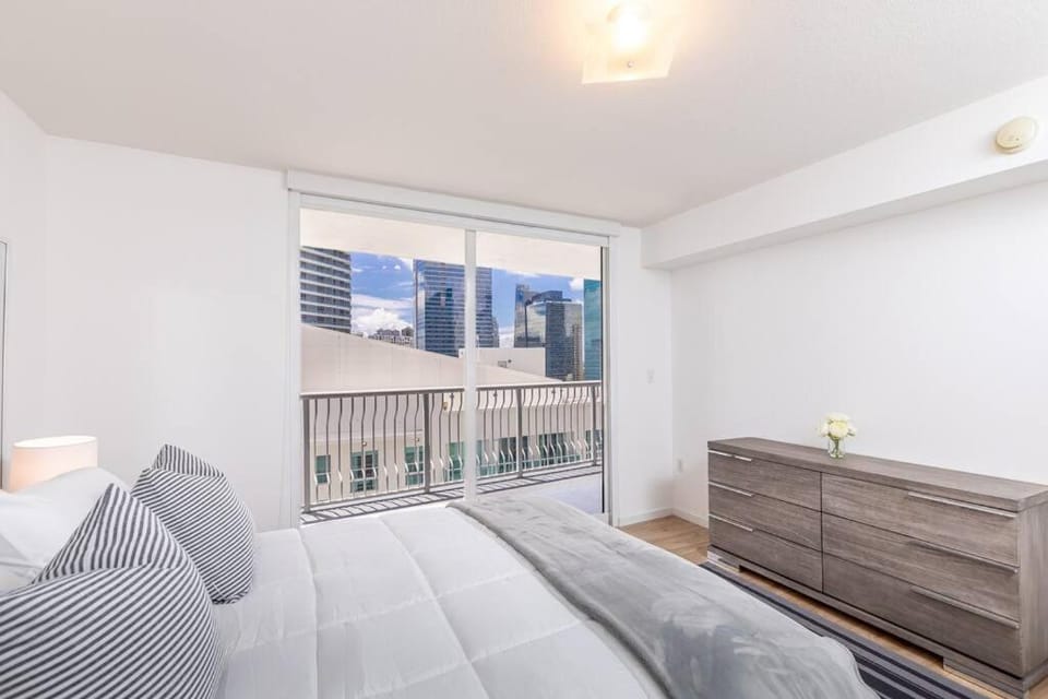 Spacious 29th Floor 1 BED 1 BTH Brickell Ocean View Apartment in Brickell