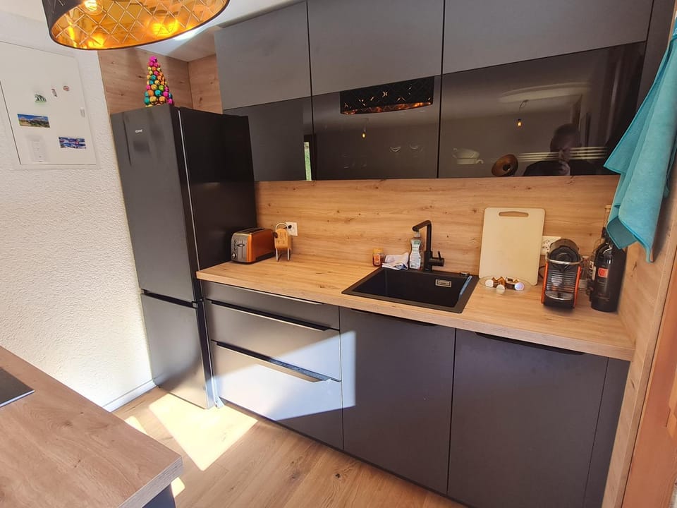 Coffee/tea facilities, Kitchen or kitchenette, oven, stove, toaster