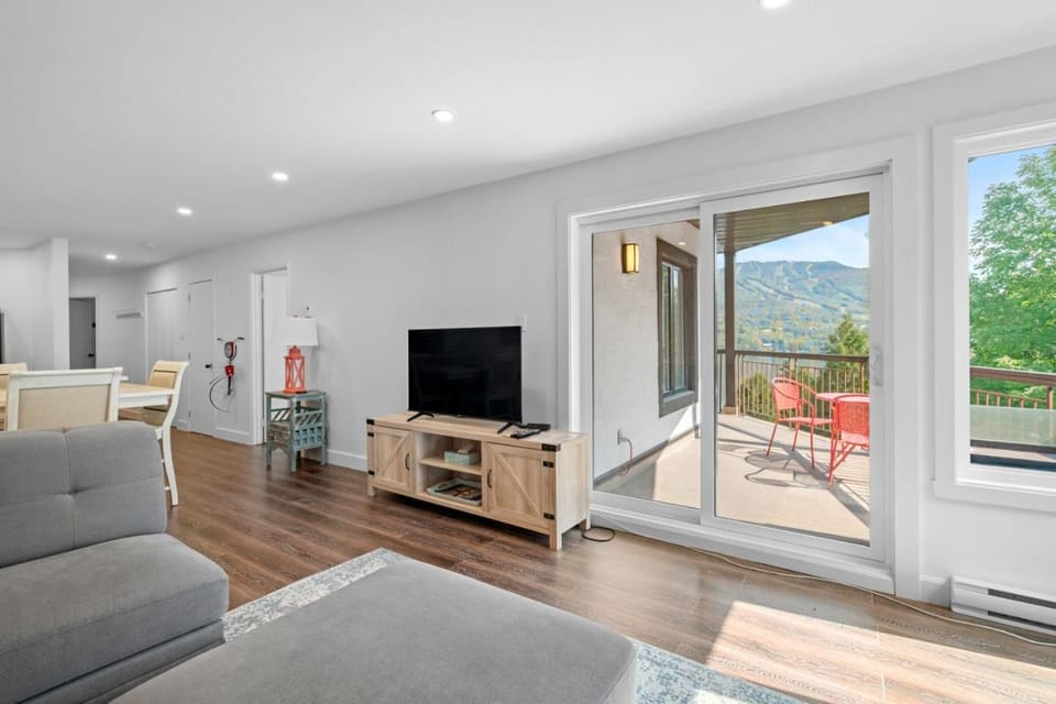 Peaceful Condo with Stunning Mountain and Lake Views Apartment in Mont-Tremblant