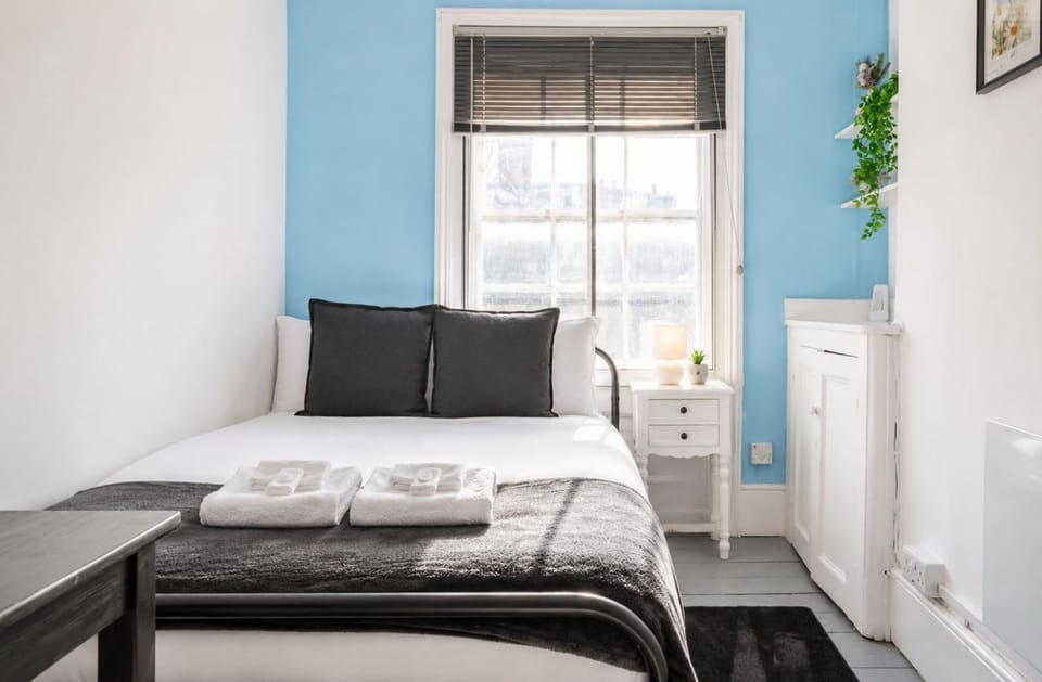 Bed, Bedroom, heating, internet