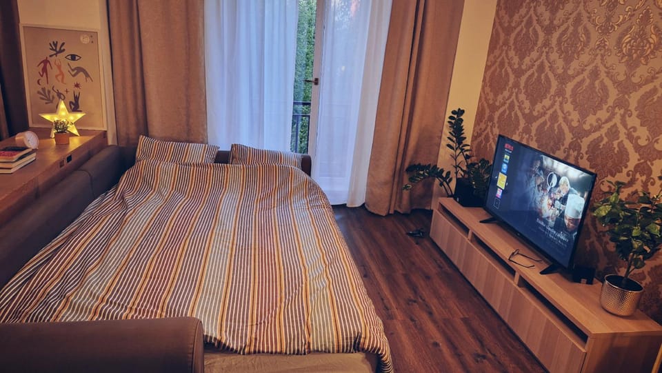 Self Check-IN Free Parking Near Metro Stations and BUS WestSide Studio S6 Apartment in Bucharest