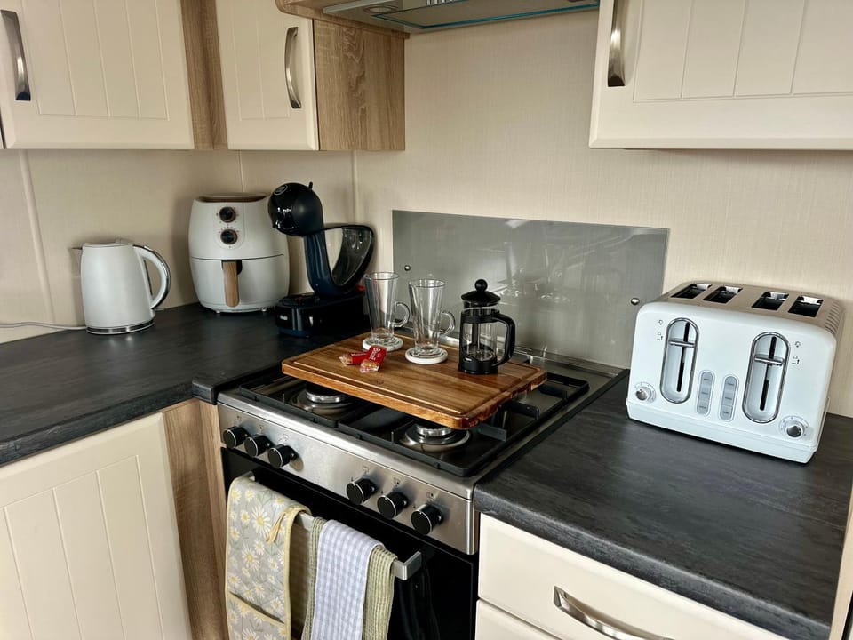 Coffee/tea facilities, stove, toaster