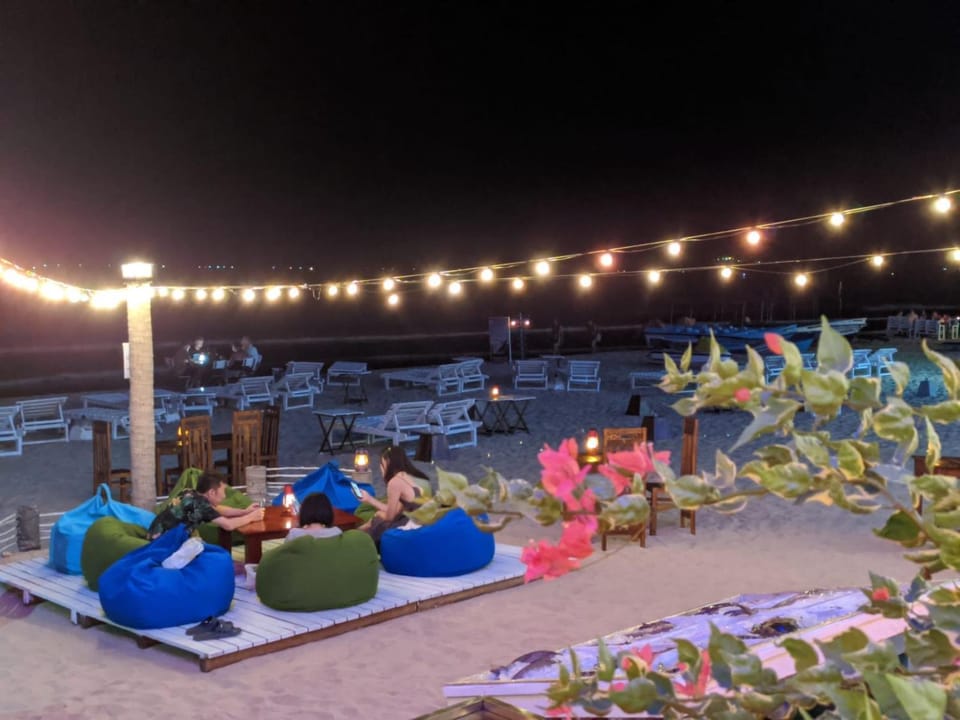 Restaurant/places to eat, Night, Beach