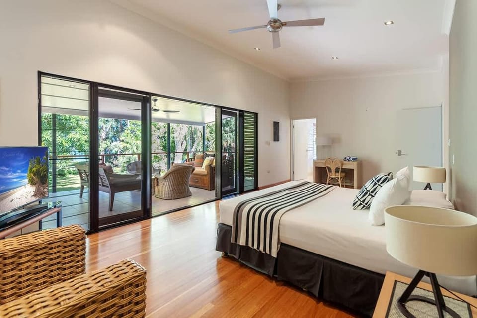 Bramston on the Beach - A Private Poolside Oasis House in Bramston Beach