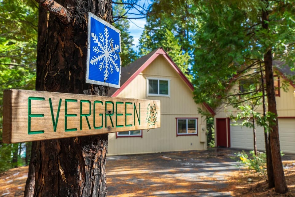 Evergreen Chalet Game Room Kayaks & SUP Big Trees Pool Access House in Dorrington