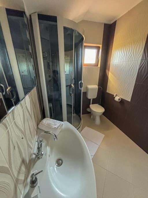 Shower, Toilet, Bathroom, towels