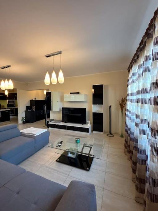Communal lounge/ TV room, TV and multimedia, Living room, Seating area, Evening entertainment