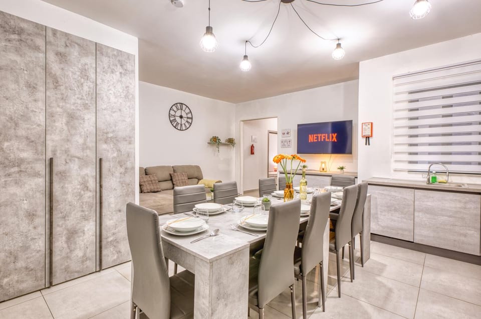 TV and multimedia, Living room, Seating area, Dining area