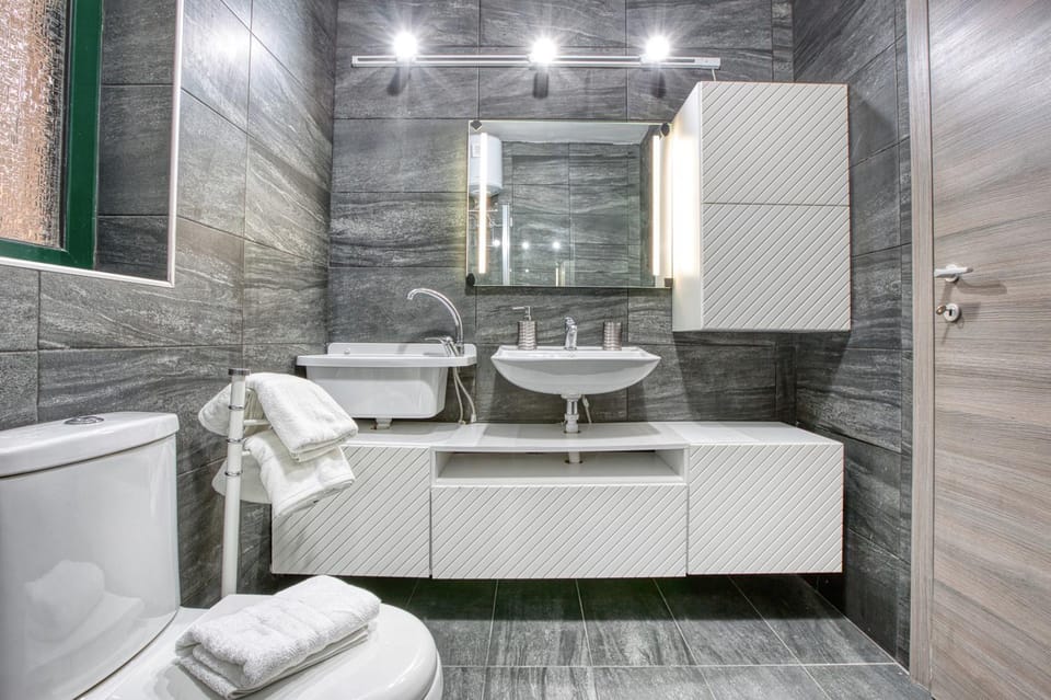 Shower, Toilet, Bathroom, Bath, towels