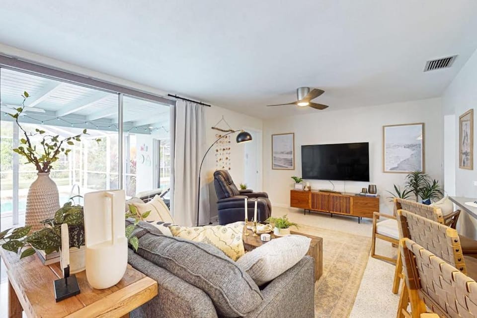 Coastal Palm Retreat House in Cape Coral