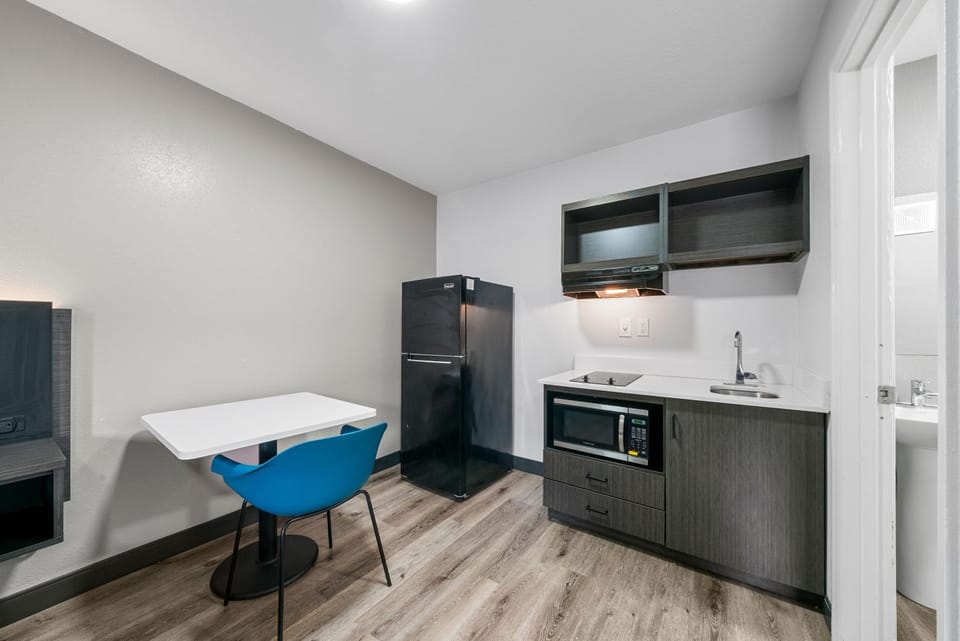 Kitchen or kitchenette, Dining area, microwave