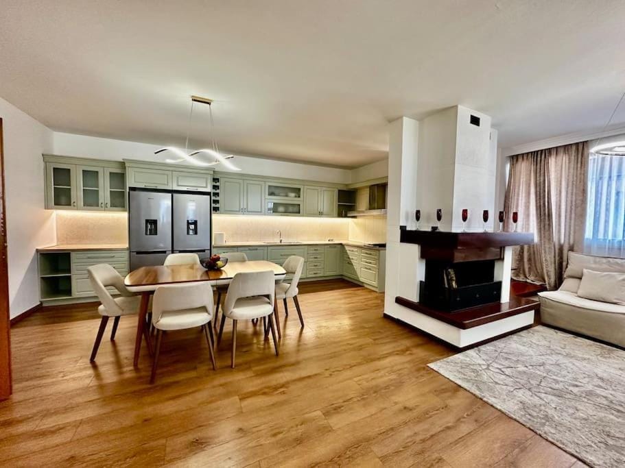 Kitchen or kitchenette, Living room, Seating area, Dining area, oven, stove