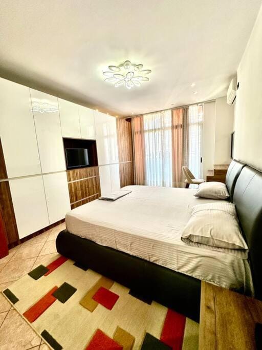 Bed, TV and multimedia, Photo of the whole room, Bedroom