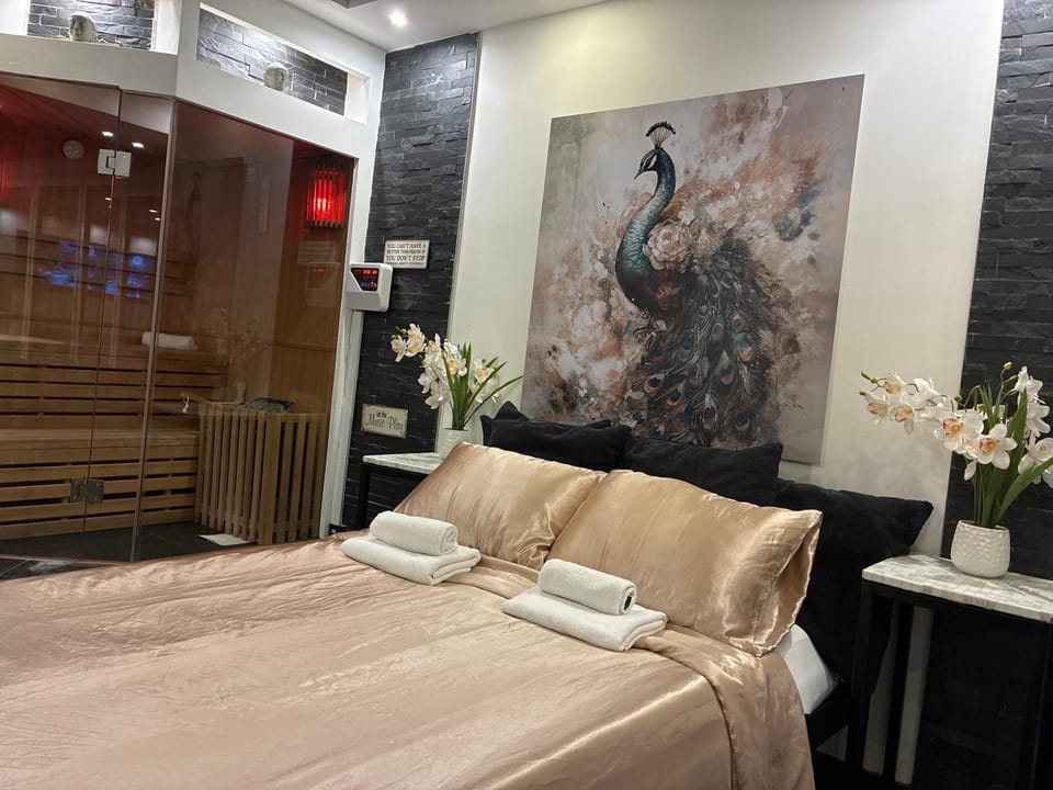 Bed, towels