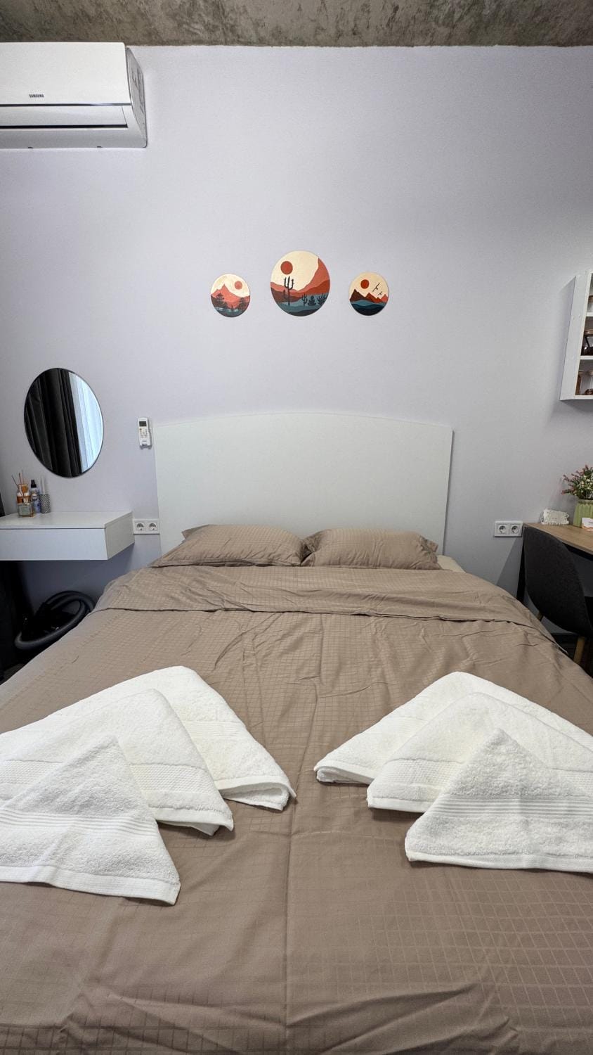Bed, Bedroom, towels