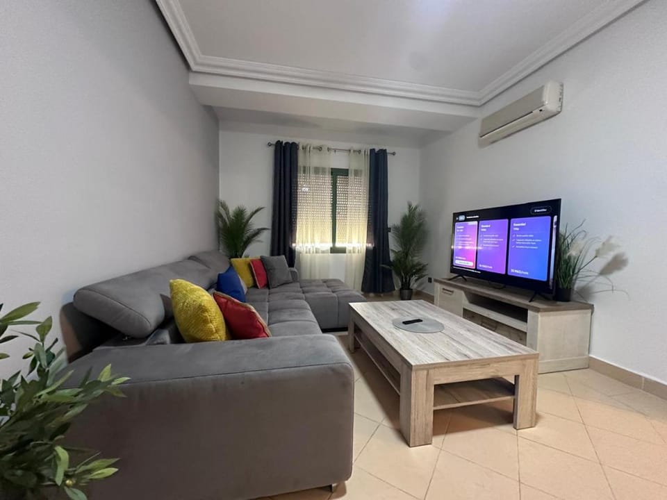 Communal lounge/ TV room, TV and multimedia, Living room, Seating area, air conditioner