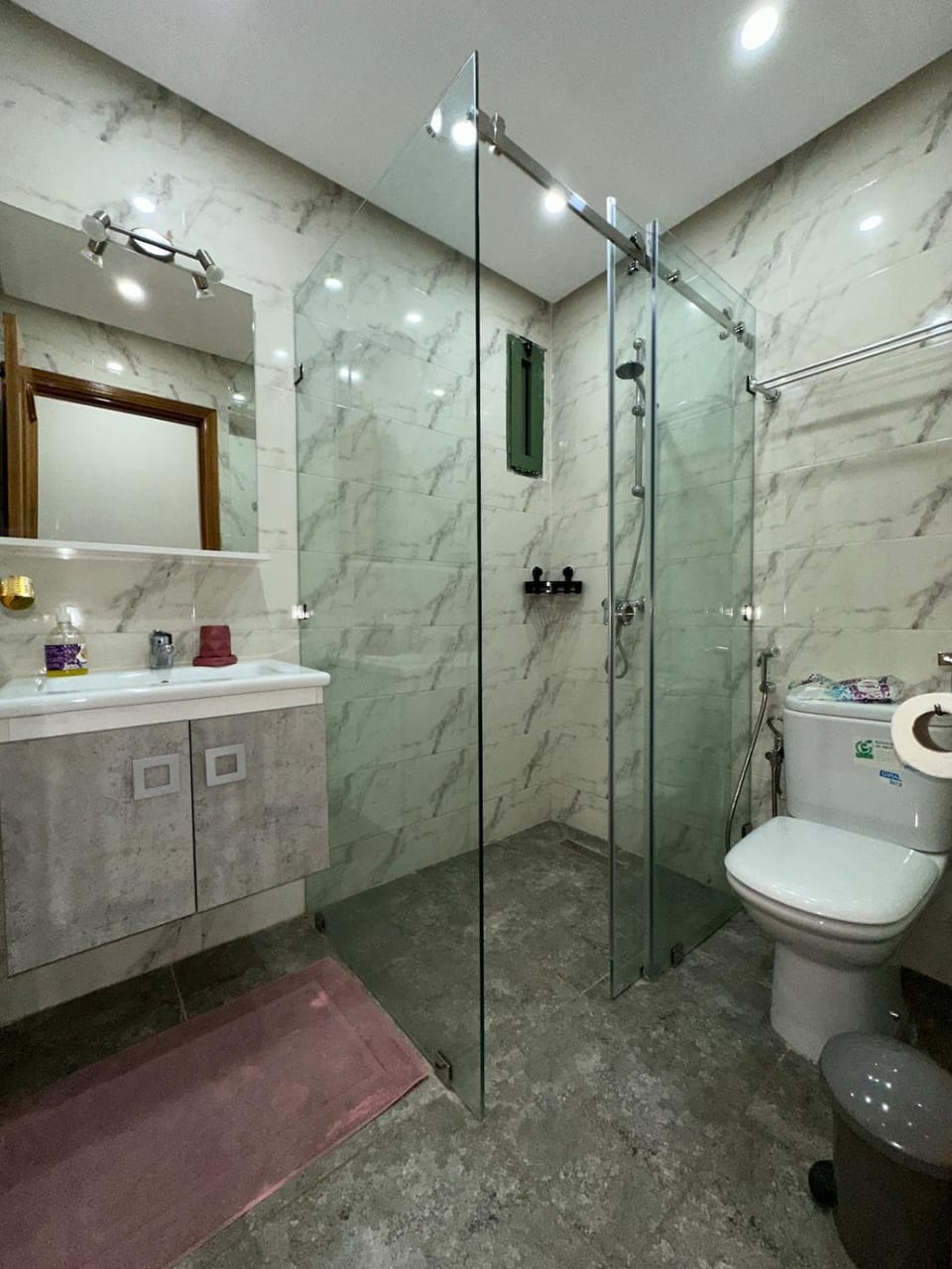 Shower, Toilet, Bathroom, towels
