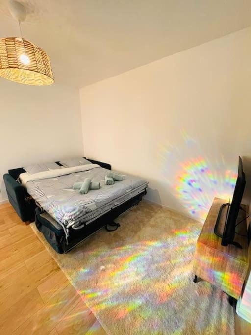 Bed, TV and multimedia, Photo of the whole room, Bedroom