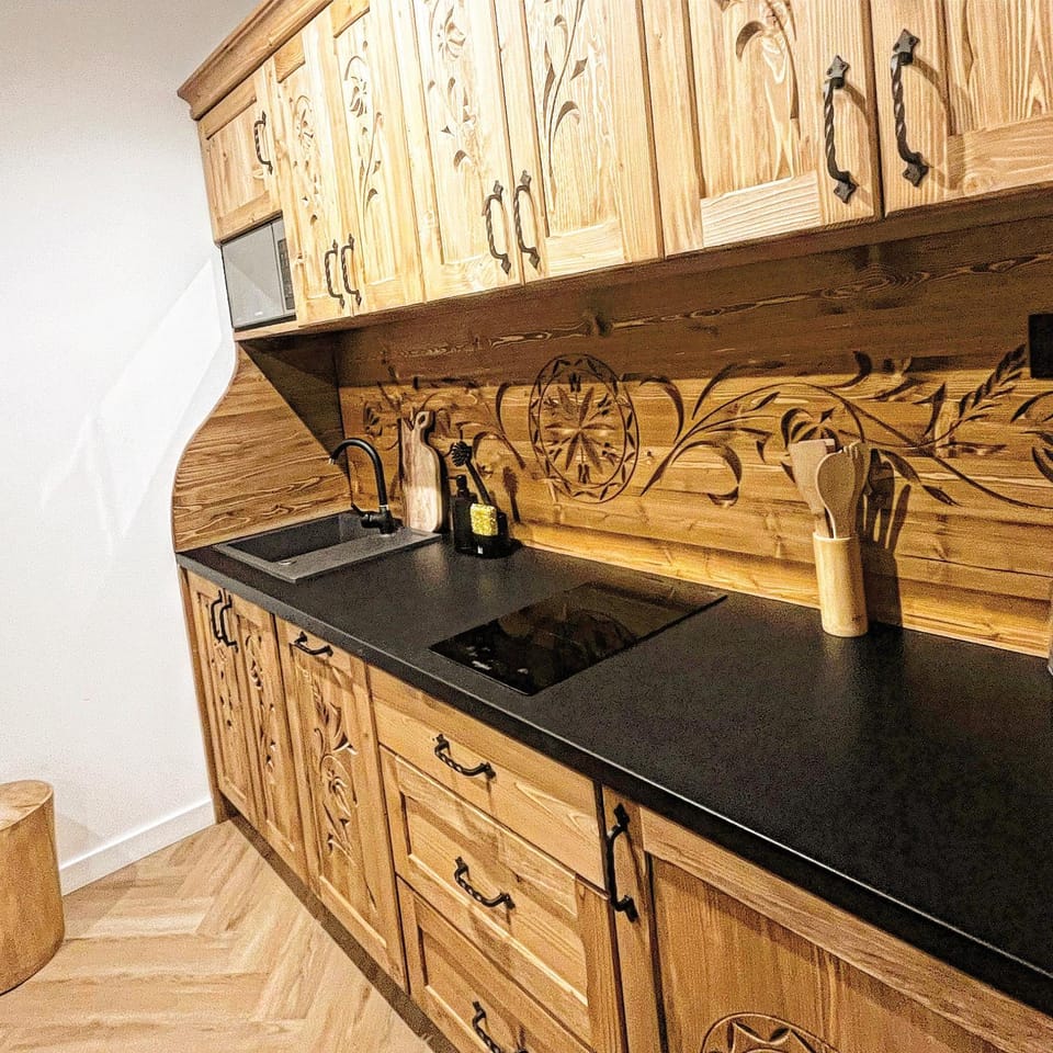 Kitchen or kitchenette, dishwasher, stove