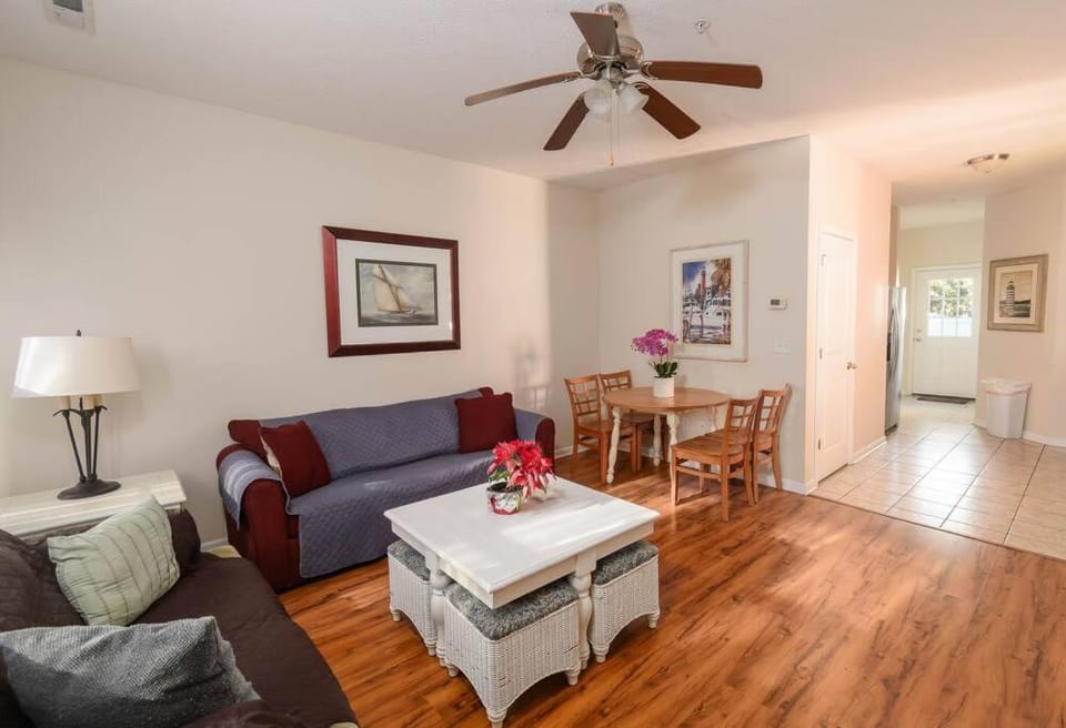 Lovely 2-level 2-bedroom cottage, 1 block to beach House in Myrtle Beach